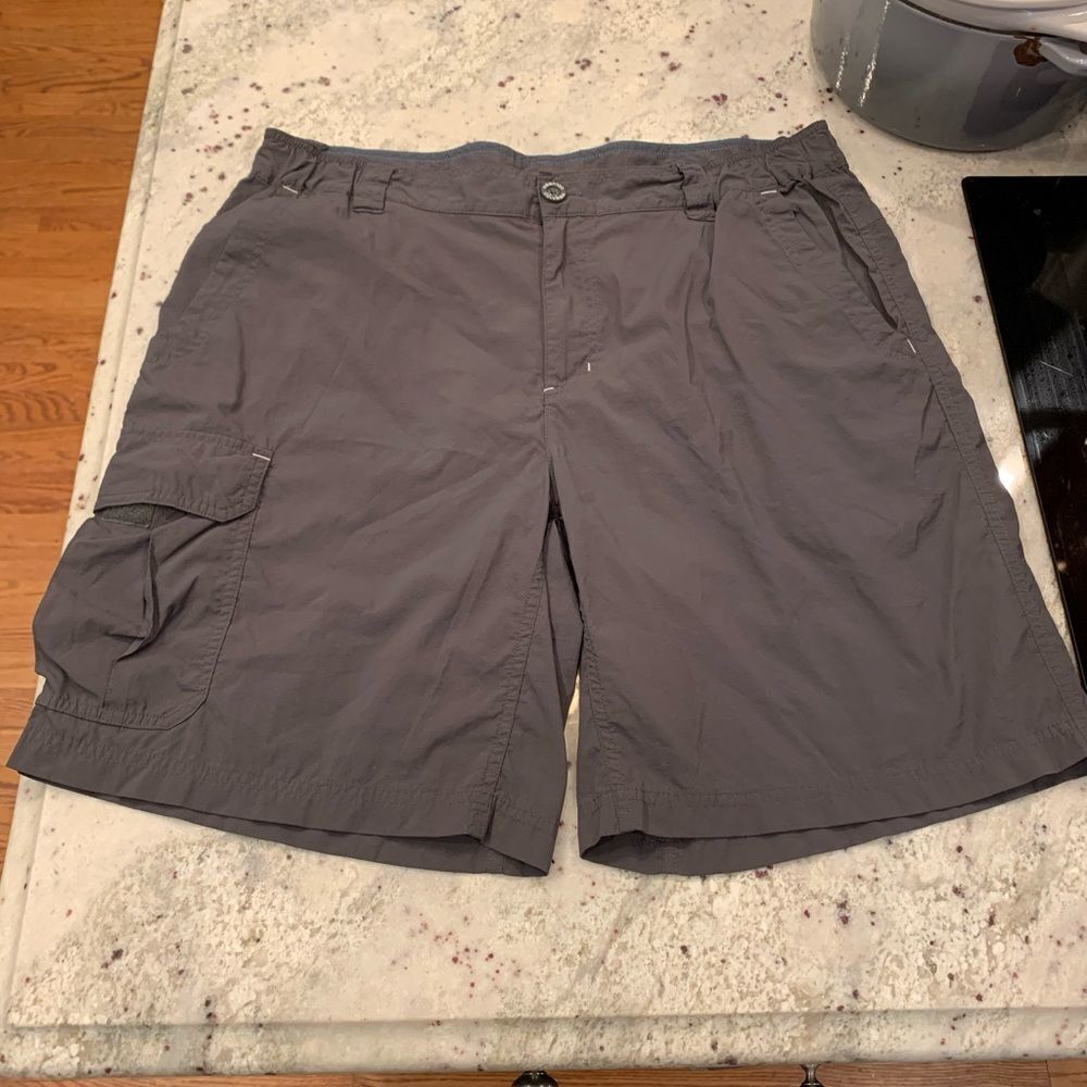 Columbia Mens Omni-Shade Gray Cargo Shorts sz L EUC